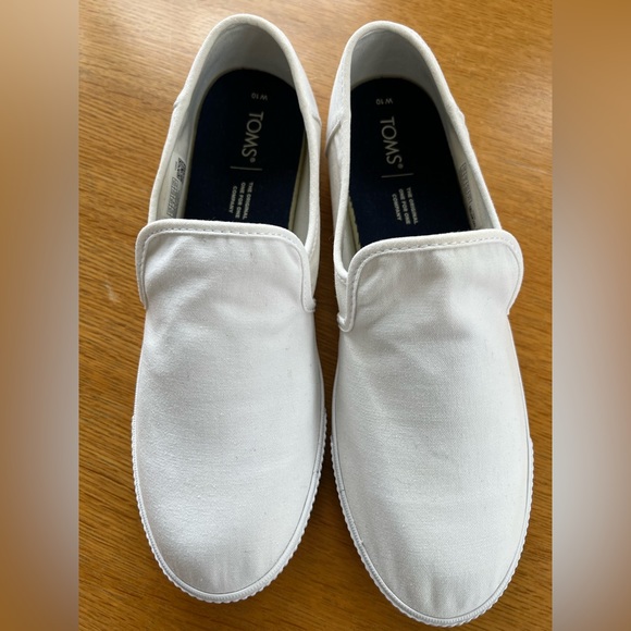 Toms White Canvas Slip Ons. Size-10. Comes with Dust bag.  Worn 2 or 3 times. - Picture 4 of 15